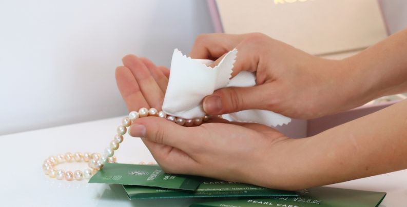 Как да почистим бижутата с перли? 