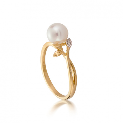 Златен пръстен с бели перли и диаманти