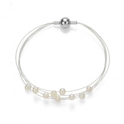 Гривна с бели перли върху бяла корда