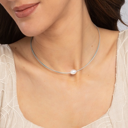 Колие с барокова перла на синя корда