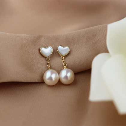 Златни обеци сърца от 18 карата с бели перли