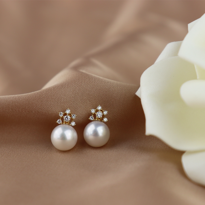 Златни обеци цветя от 18 карата с бели перли и диаманти
