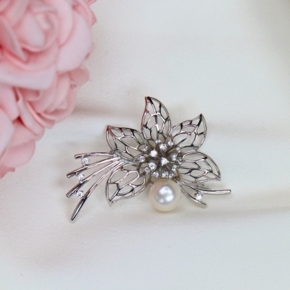 Сребърна брошка цвете с бели перли