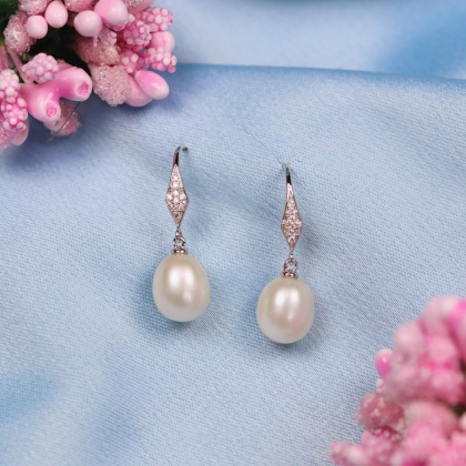 Сребърни висящи обеци с бели перли