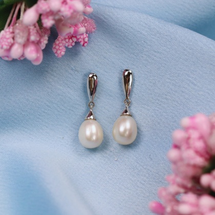 Сребърни висящи обеци с бели перли