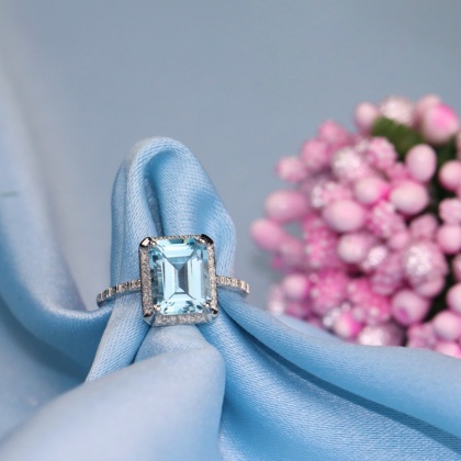 Златен пръстен от бяло злато със син топаз и диаманти