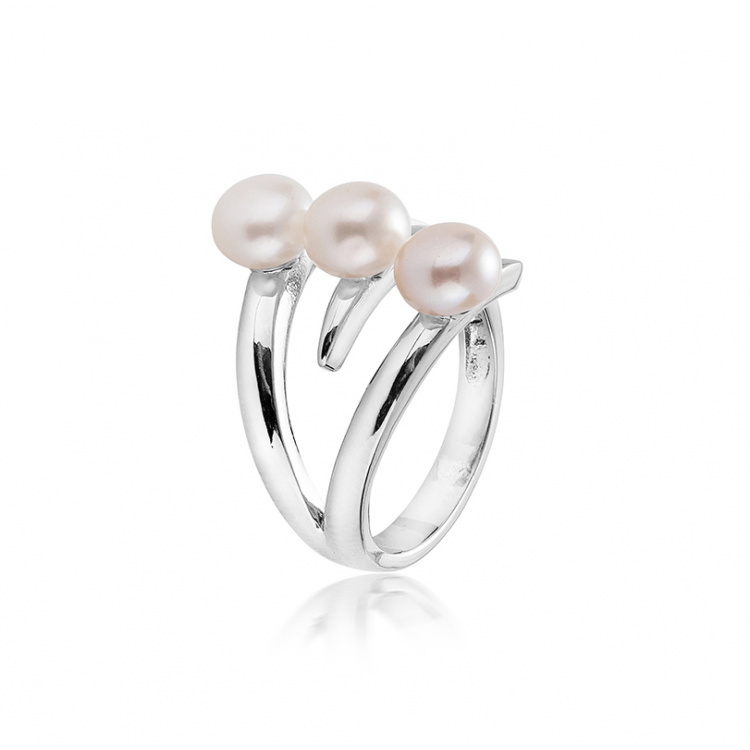 Сребърен пръстен с три бели перлички