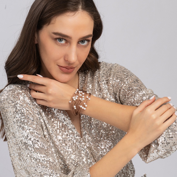 Гривна с бели перли