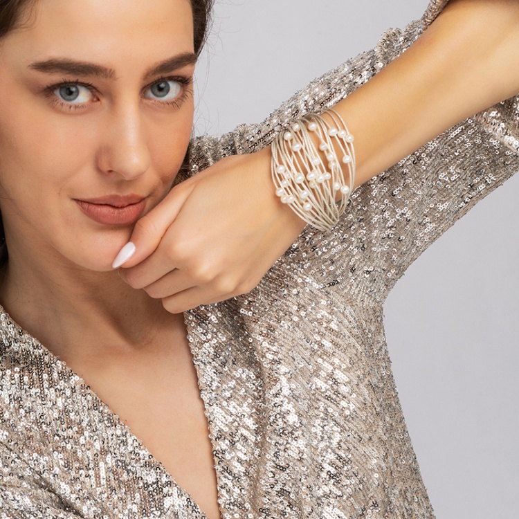 Гривна с бели перли