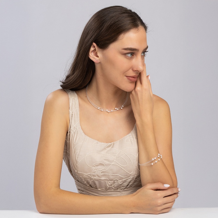 Гривна с бели перли върху бяла корда