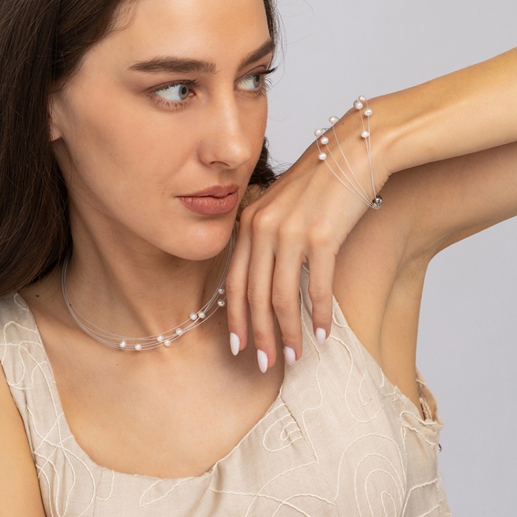 Гривна с бели перли върху бяла корда