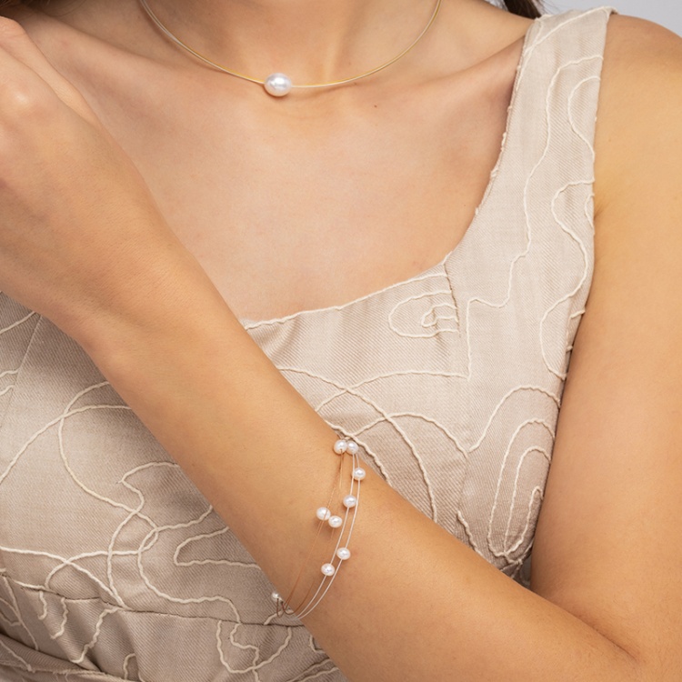 Гривна с бели перли върху кафява корда