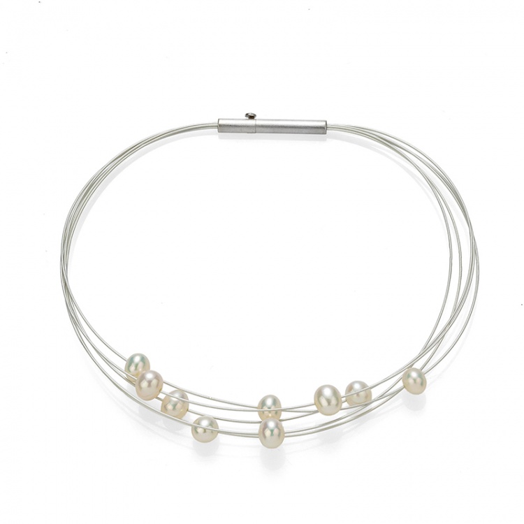 Гривна с бели перли върху бяла корда