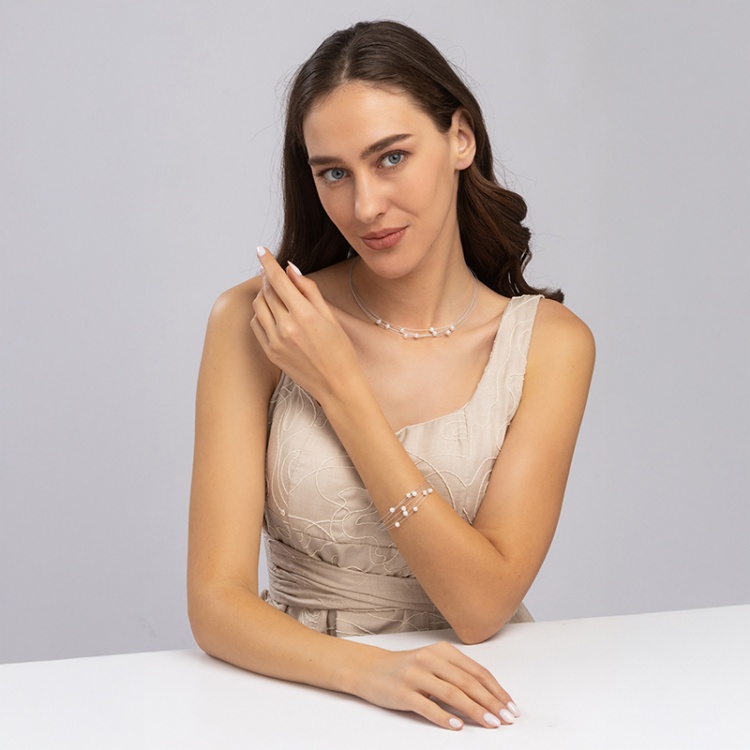 Колие с перли на бяла корда