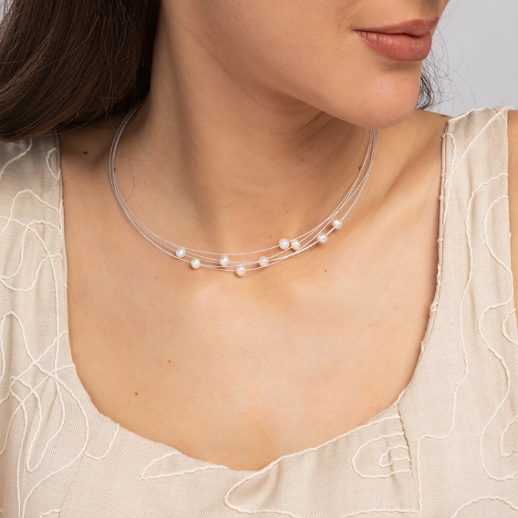 Колие с перли на бяла корда