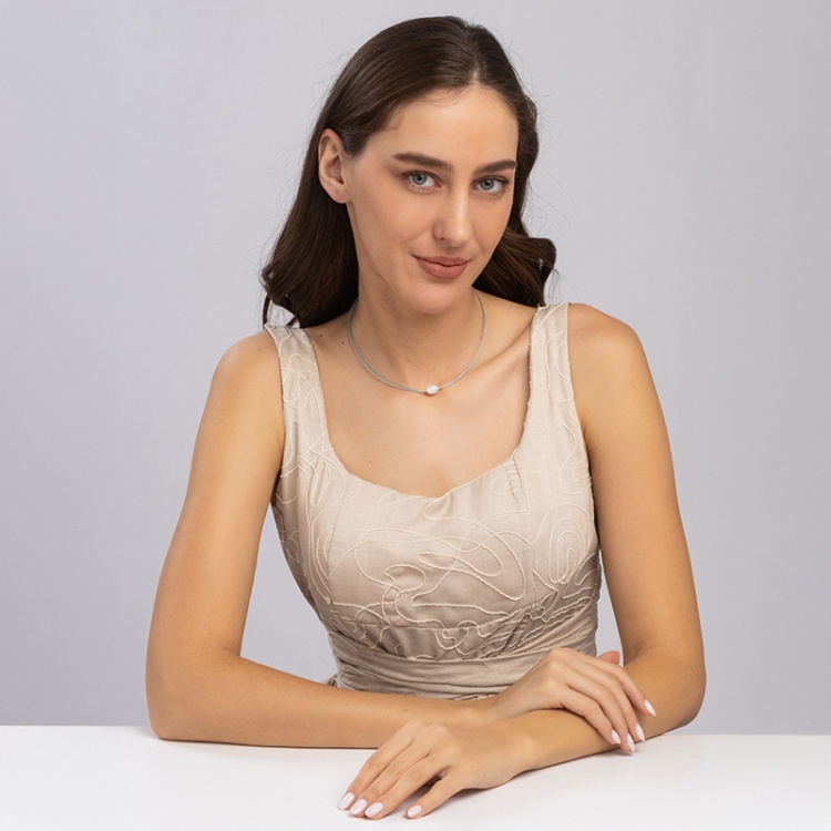 Колие с барокова перла на синя корда