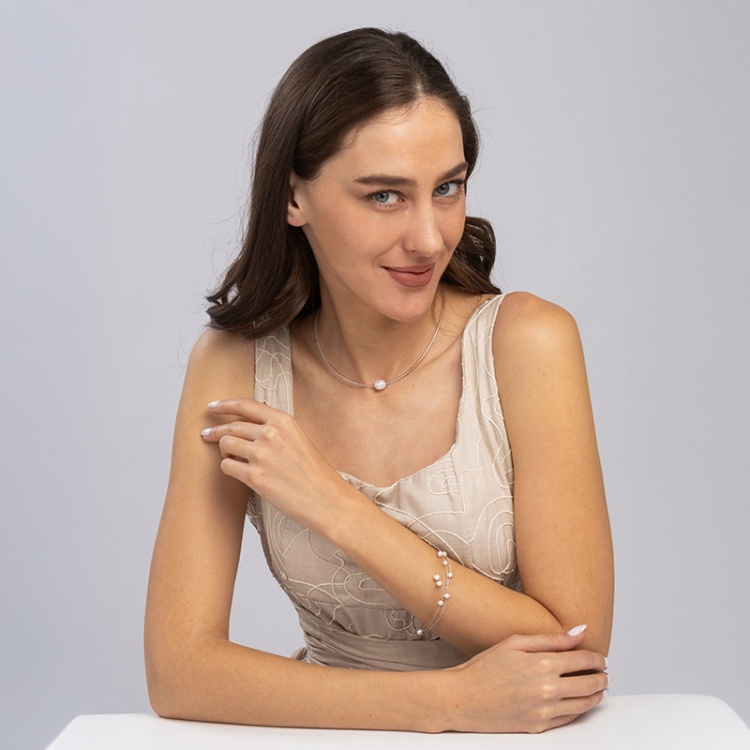 Колие с барокова перла на кафява корда