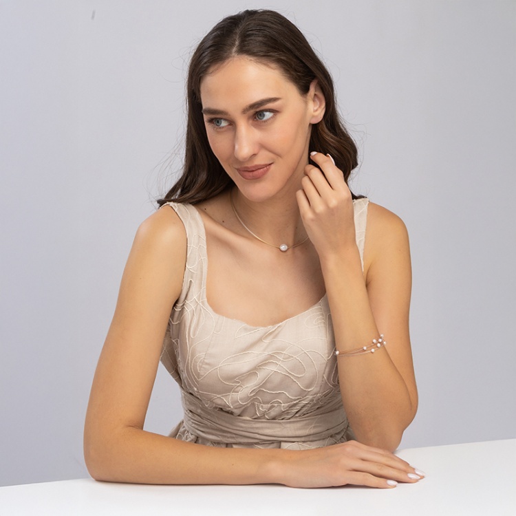 Колие с барокова перла на жълта корда