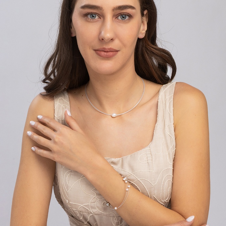 Колие с барокова перла на бяла корда