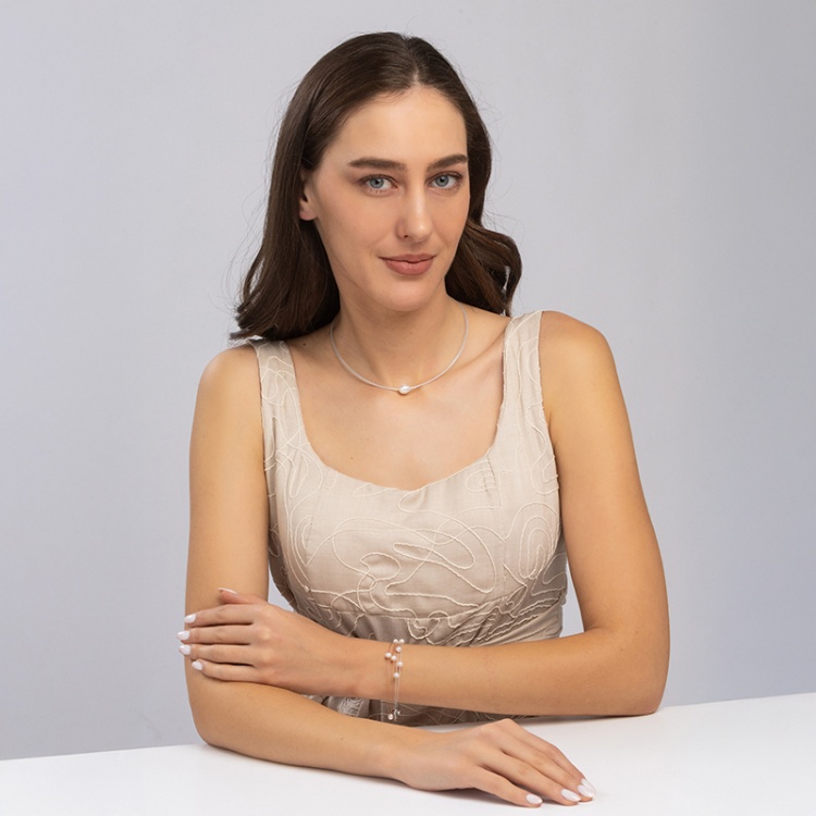 Колие с барокова перла на бяла корда