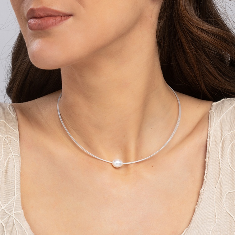 Колие с барокова перла на бяла корда