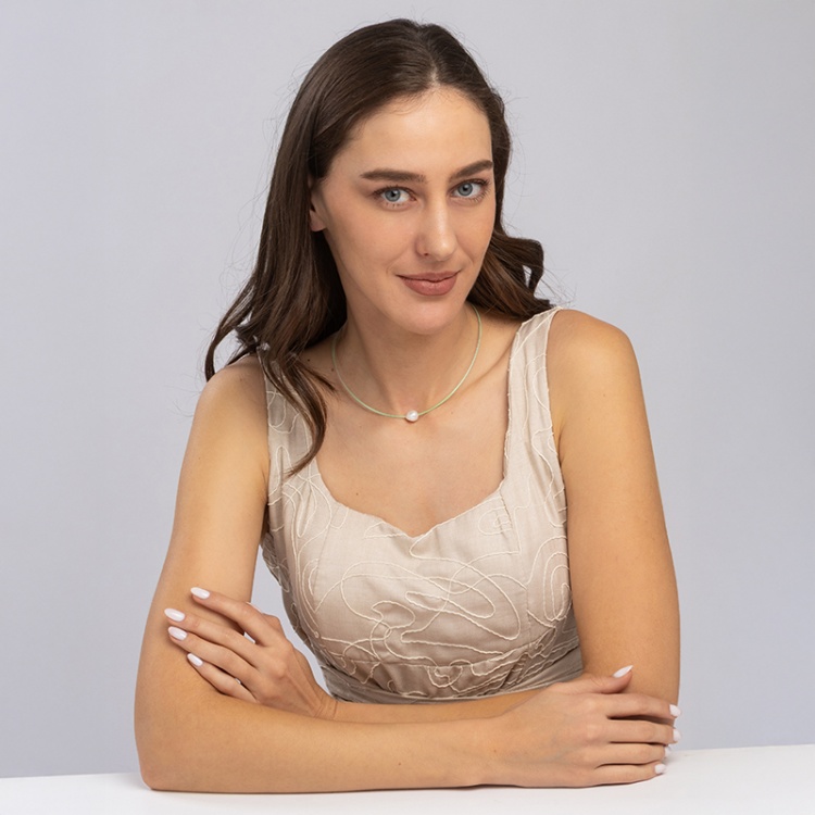 Колие с барокова перла на зелена корда