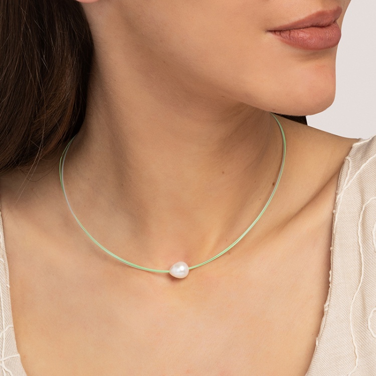 Колие с барокова перла на зелена корда