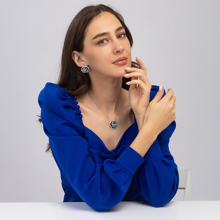 Сребърно колие цвете със сини камъни