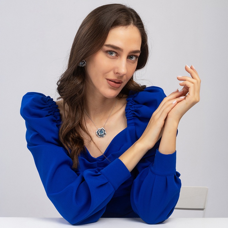 Сребърно колие цвете със сини камъни