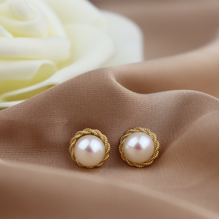 Златни обеци цветя с бели перли