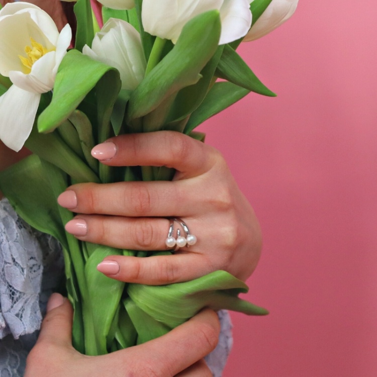 Сребърен пръстен с три бели перлички