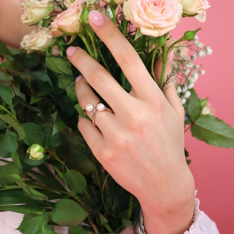 Сребърен пръстен с две бели перлички