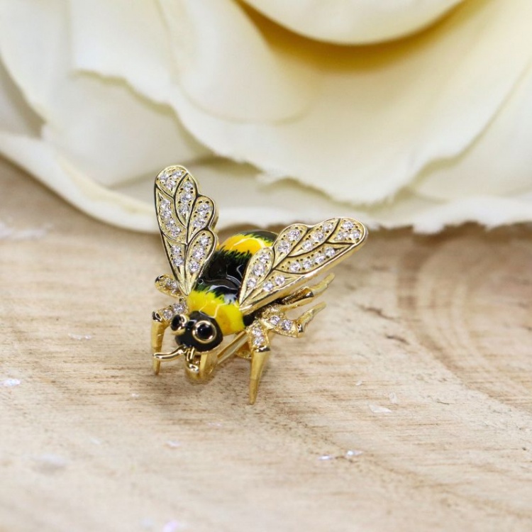 Позлатена брошка пчеличка