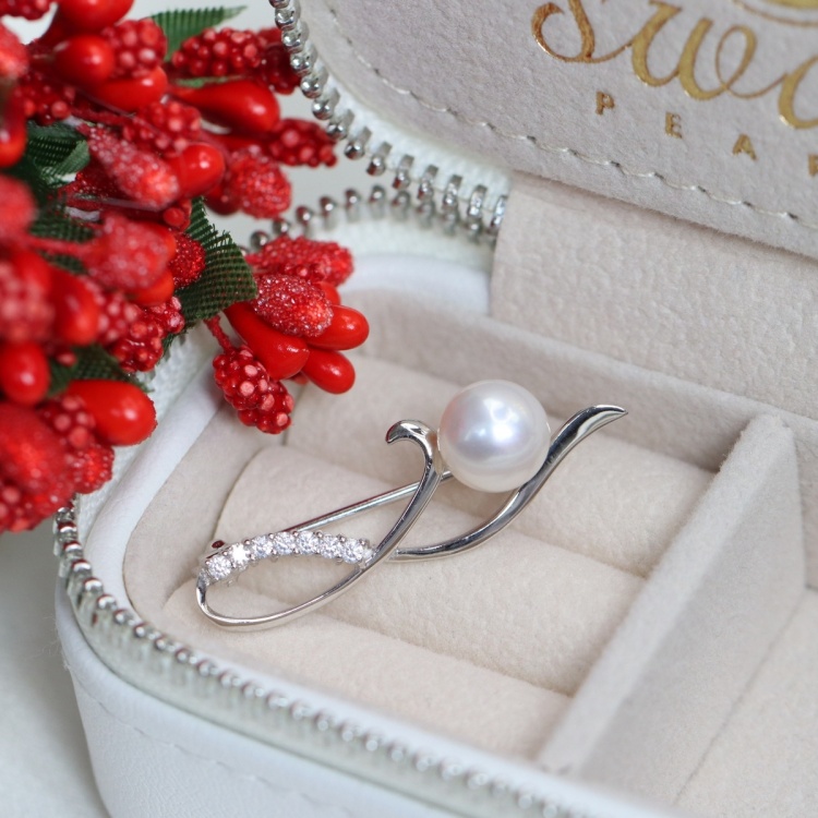 Сребърна брошка с бели перли и цирконий