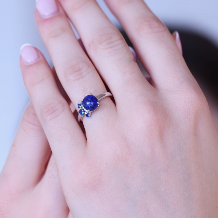 Сребърен пръстен със син лапис