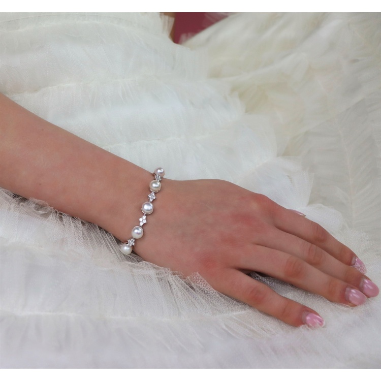 Сребърна гривна с бели перли