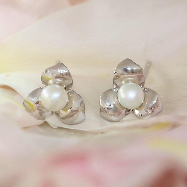 Сребърни обеци цветя с бели сладководни перли