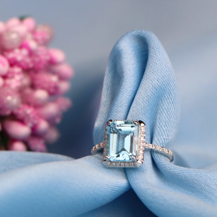 Златен пръстен от бяло злато със син топаз и диаманти