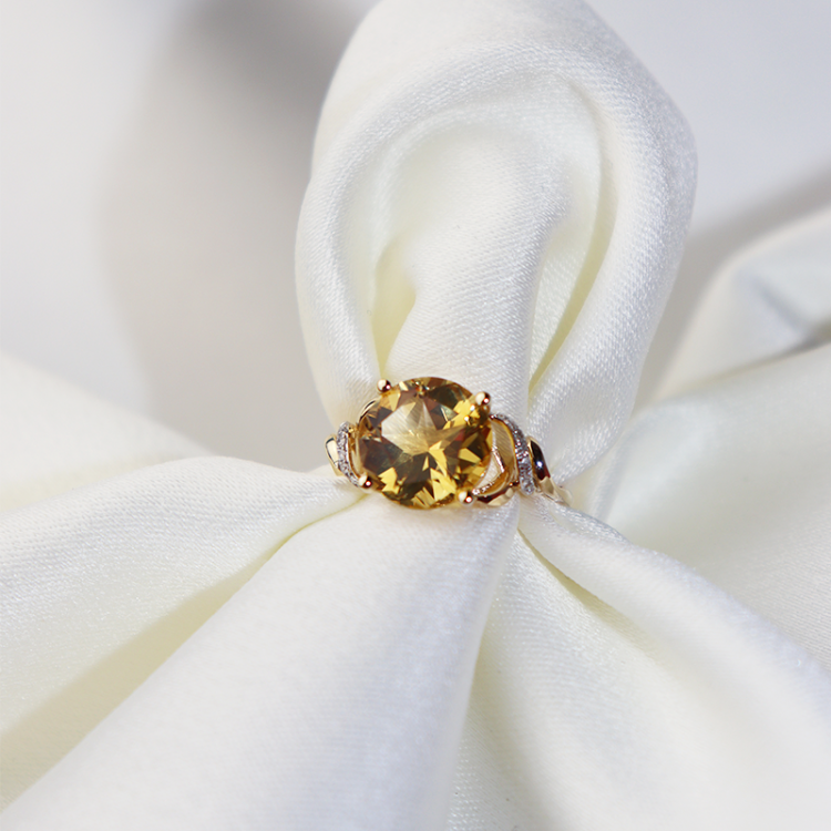 Златен пръстен със сияещ цитрин и диаманти