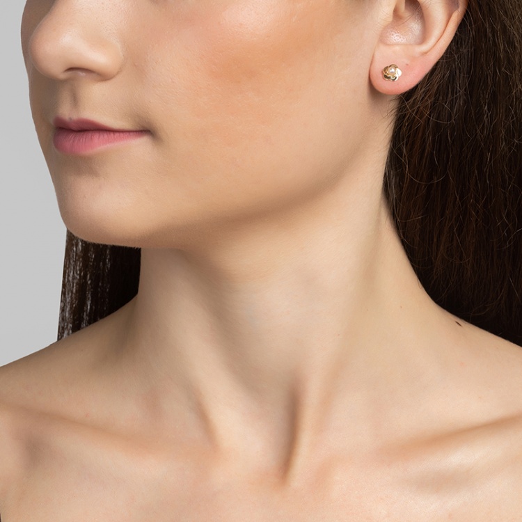 Детски златни обеци цвете с бяла перла 2-3 мм